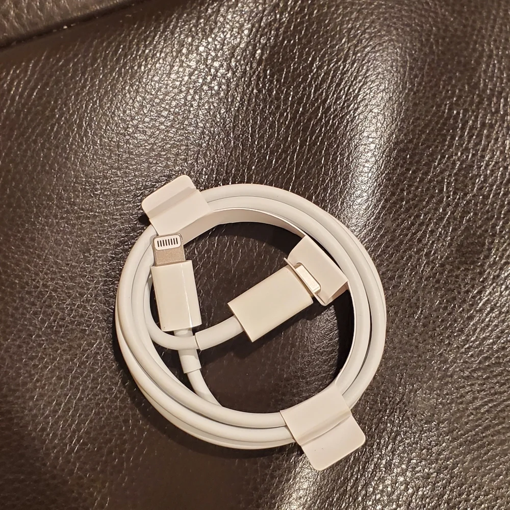2 Apple USB -C Lighting